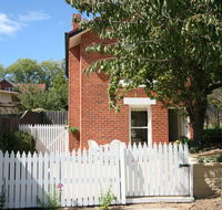 Annies Garden Cottage - Surfers Gold Coast