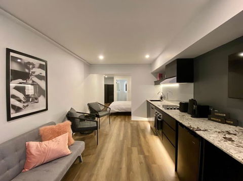 Luxury Inner-west Flat W/ Breakfast And Coffee Included! - Surfers Gold Coast 0