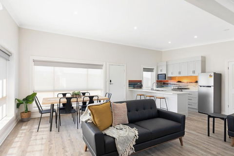 Luxury Apartments And Motel Rooms - Free Wifi - Close To Beach - Surfers Gold Coast 0