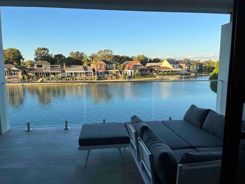 Luxury On The Lake - Surfers Gold Coast 0