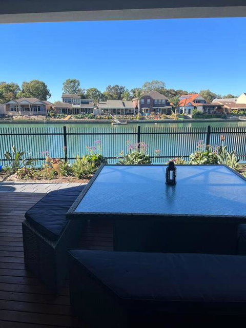 Luxury On The Lake - Surfers Gold Coast 1
