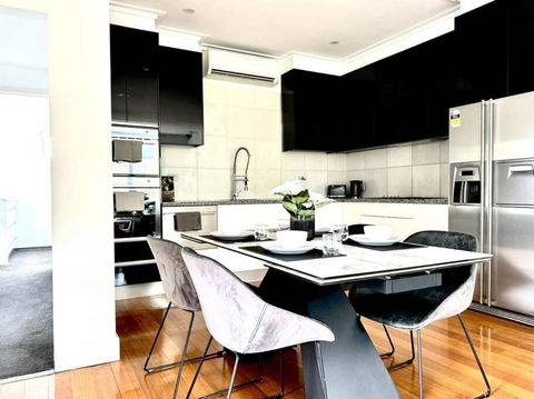 Luxury Stay In Williamstown - Surfers Gold Coast 0
