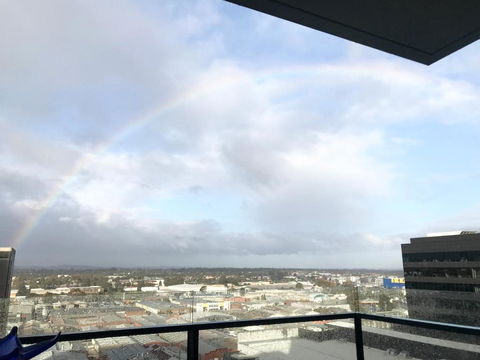 M-city Apartment - Executive Twin King Ensuites - Fully Equipped - Free Parking, Fast Wifi, Smart TV, Netflix, Complementary Drinks & Amenities - M-city Shopping Centre Clayton 3168 - Surfers Gold Coast 2