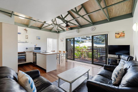 MAIN STAY - 100m To Patrolled Beach, Pool, Wifi, Close To Cafes - Surfers Gold Coast 0