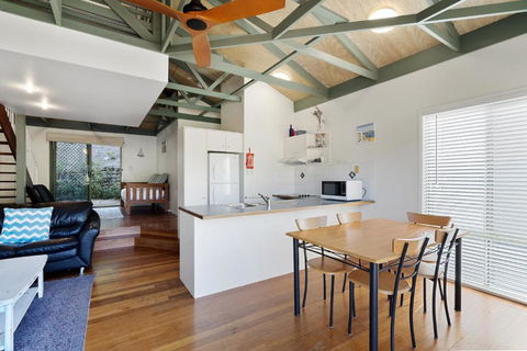 MAIN STAY - 100m To Patrolled Beach, Pool, Wifi, Close To Cafes - Surfers Gold Coast 3