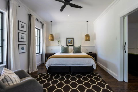MAIN STREET RETREAT - King BRs, Comp Minibar, Breakfast Prov, Fireplaces - Surfers Gold Coast 1