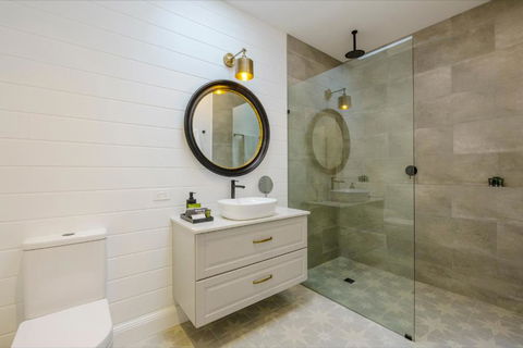 MAIN STREET RETREAT - King BRs, Comp Minibar, Breakfast Prov, Fireplaces - Surfers Gold Coast 2