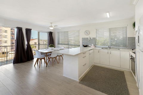 MAINSAIL8- MOOLOOLABA BEACH - Surfers Gold Coast 2