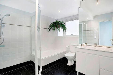 MAN29 - Beautiful 2 BR Apartment Manly Wharf Views - Surfers Gold Coast 3