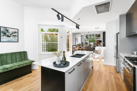 MANHATTAN STYLE 3 STORY LUXURY IN ST PETERS - Surfers Gold Coast 0