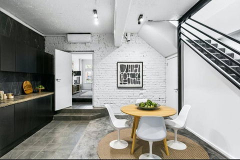 MANHATTAN STYLE 3 STORY LUXURY IN ST PETERS - Surfers Gold Coast 1