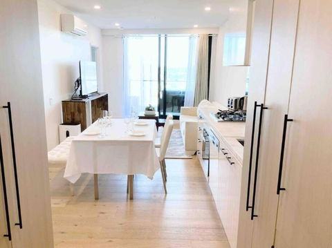 M-city Shopping Center Apartment - Executive Twin King Ensuites - Fully Equipped - Free Parking, Fast Wifi, Smart TV, Netflix, Complementary Drinks & Amenities - Clayton 3168 - Surfers Gold Coast 0