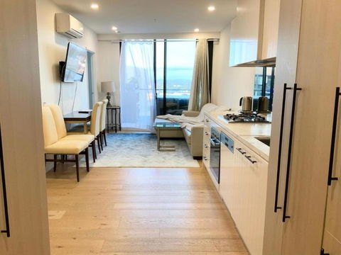 M-city Shopping Center Apartment - Executive Twin King Ensuites - Fully Equipped - Free Parking, Fast Wifi, Smart TV, Netflix, Complementary Drinks & Amenities - Clayton 3168 - Surfers Gold Coast 1