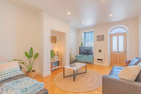 MELVINGTON BOUTIQUE APARTMENT IN HOBART CBD O - Surfers Gold Coast 0