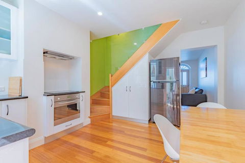 MELVINGTON BOUTIQUE APARTMENT IN HOBART CBD O - Surfers Gold Coast 2
