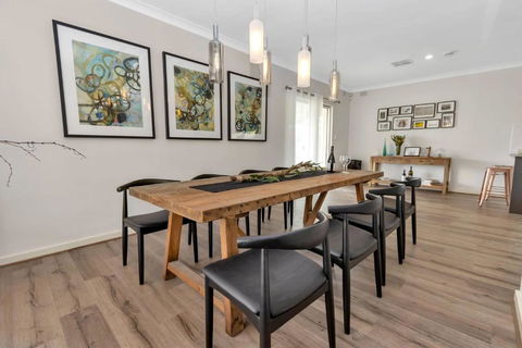 Mid Century 4 Bedroom Getaway In Barossa Vineyard - Surfers Gold Coast 2