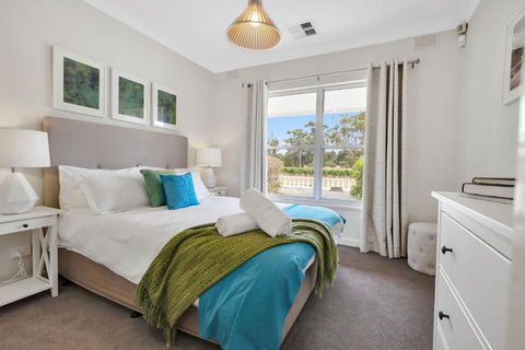 Mid Century 4 Bedroom Getaway In Barossa Vineyard - Surfers Gold Coast 1