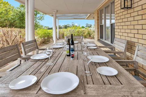 Mid Century 4 Bedroom Getaway In Barossa Vineyard - Surfers Gold Coast 3