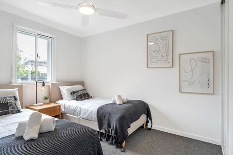 Modern Balmain Abode - Surfers Gold Coast 2