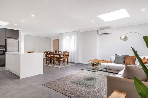 Modern Balmain Abode - Surfers Gold Coast 3