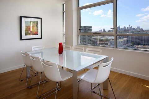 Moore To See - Modern And Spacious 3BR Zetland Apartment With Views Over Moore Park - Surfers Gold Coast 1