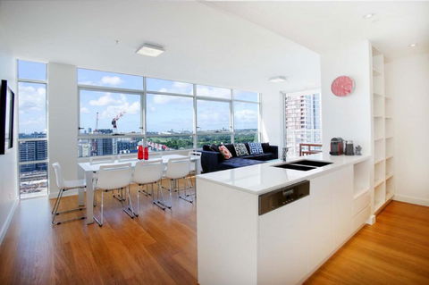 Moore To See - Modern And Spacious 3BR Zetland Apartment With Views Over Moore Park - Surfers Gold Coast 3