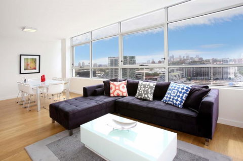 Moore To See - Modern And Spacious 3BR Zetland Apartment With Views Over Moore Park - Surfers Gold Coast 2