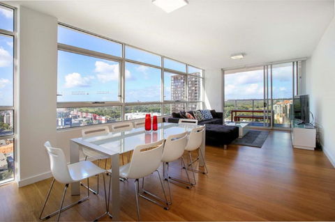 Moore To See - Modern And Spacious 3BR Zetland Apartment With Views Over Moore Park - Surfers Gold Coast 0