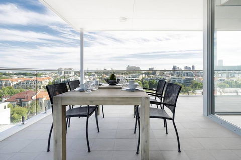 Minimalist Penthouse Condo With Skyline Vistas - Surfers Gold Coast 0