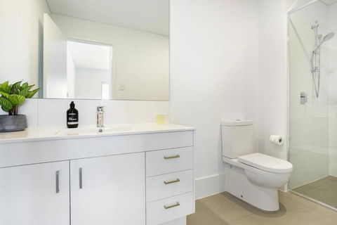 Minimalist Penthouse Condo With Skyline Vistas - Surfers Gold Coast 3