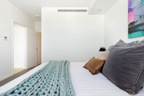 Minimalist Penthouse Condo With Skyline Vistas - Surfers Gold Coast 2
