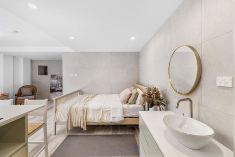 Modern Studio, Minutes To Ferry, City, CBD - Surfers Gold Coast 2