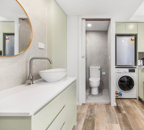 Modern Studio, Minutes To Ferry, City, CBD - Surfers Gold Coast 3