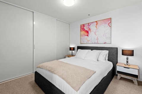 Modern 1-Bed & City Views, Steps From Racecourse - Surfers Gold Coast 1
