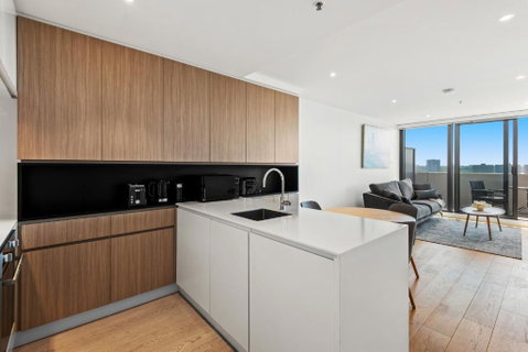 Modern 1-Bed & City Views, Steps From Racecourse - Surfers Gold Coast 2