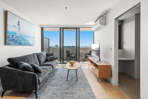 Modern 1-Bed & City Views, Steps From Racecourse - Surfers Gold Coast 3