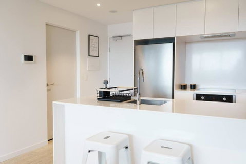 Modern 1 Bed Opposite Racecourse - Surfers Gold Coast 0