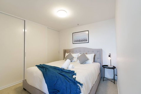 Modern 1 Bed Opposite Racecourse - Surfers Gold Coast 1