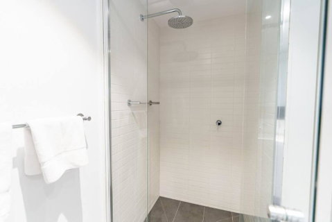 Modern 1 Bed Opposite Racecourse - Surfers Gold Coast 3