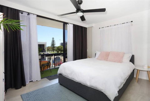 Modern 1-BR Retreat With Pool In Heart Of The GC - Surfers Gold Coast 1