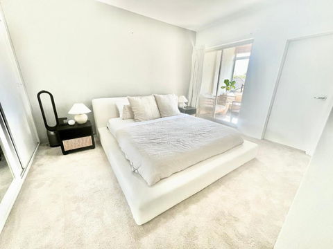 Modern 3BR Beachside Oasis - Surfers Gold Coast 1