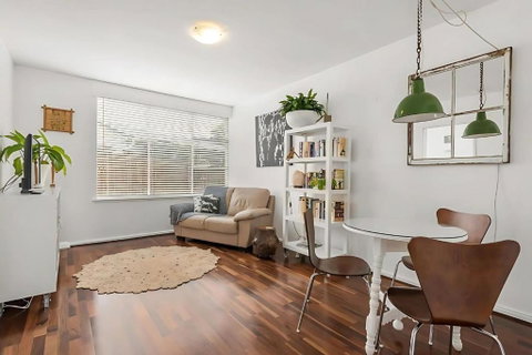Modern City-Fringe Apartment In New Town - Surfers Gold Coast 0