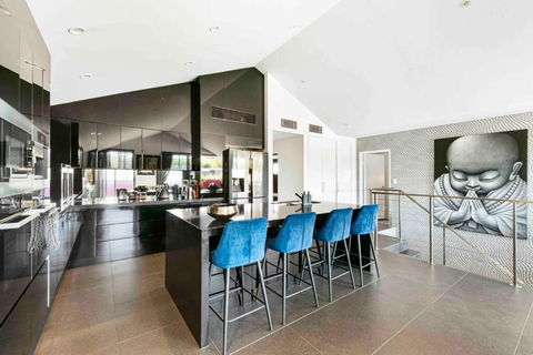 Modern Spacious 3 Bedroom Penthouse In Enmore - Surfers Gold Coast 0