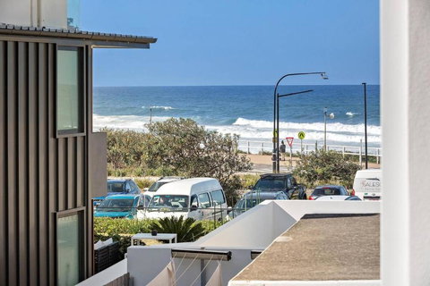 Modern Courtyard Oasis For Easy Beachside Living - Surfers Gold Coast 1