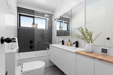 Modern Courtyard Oasis For Easy Beachside Living - Surfers Gold Coast 2