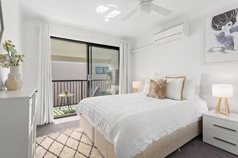 Modern Courtyard Oasis For Easy Beachside Living - Surfers Gold Coast 3