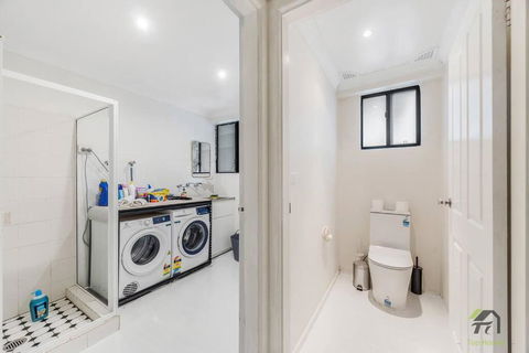 Modern Four-bedroom House In Castle Hill - Surfers Gold Coast 3