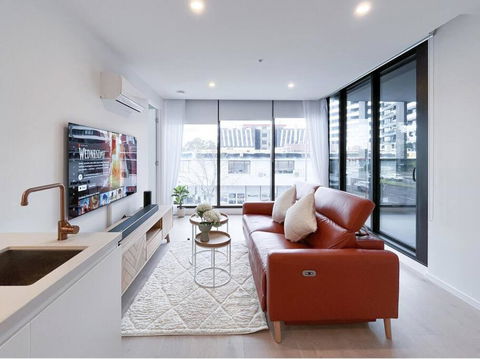 Modern Luxury 2B2B Sky Garden SmartTV - Surfers Gold Coast 0