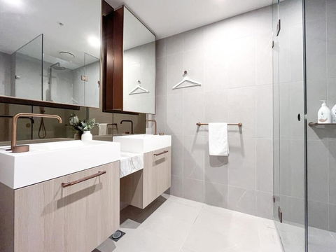 Modern Luxury 2B2B Sky Garden SmartTV - Surfers Gold Coast 1