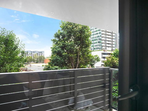 Modern Split Level 2Bed With Pool - Surfers Gold Coast 2